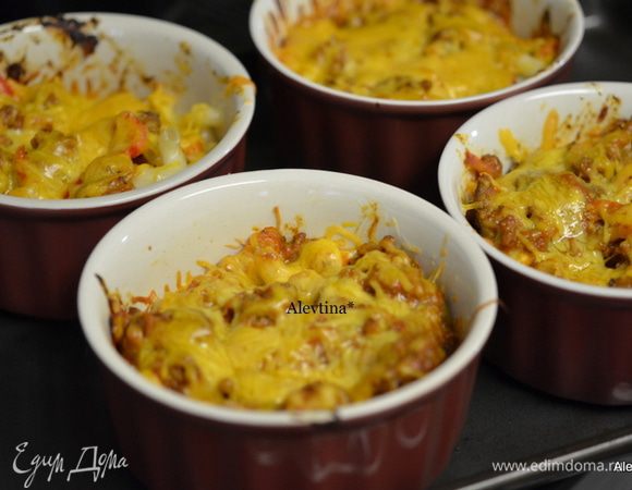 Выложим говяжий фарш со сладким перцем и луком. Разровняем. Сверху протертый сыр чеддер распределим по всей поверхности. Поставим в духовку на 20 мин. Можно прикрыть сверху фольгой, чтобы не пригорело. Дать постоять 10 мин.