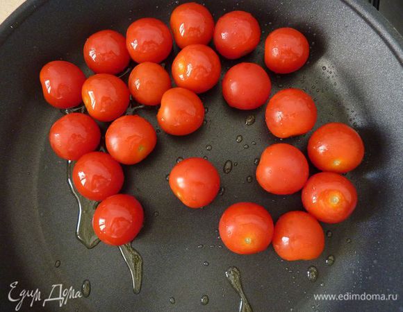 В большой сковороде нагрейте масло. Добавить помидоры и готовить, часто помешивая, пока они не полопаются, около 2 минут (я люблю много сока и помогаю им ложкой, слегка надавливая)
