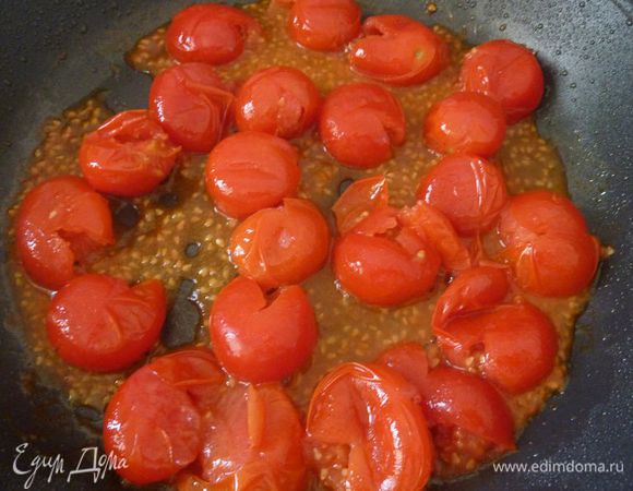 Добавить чеснок и тушить до аромата,  секунд 30. 