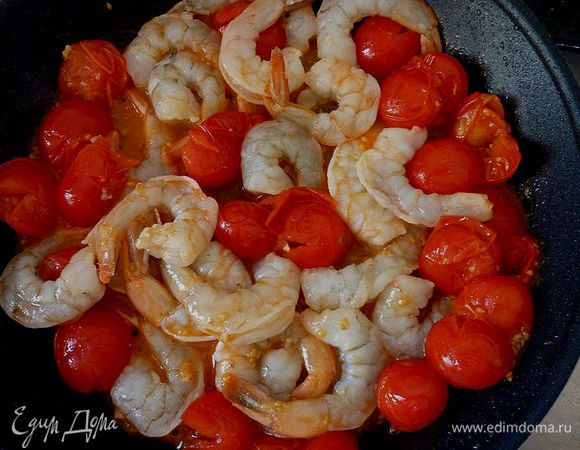 Добавить креветки и обжаривать, часто помешивая, до готовности, около 6 минут.
