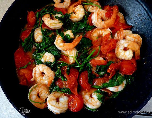 Добавить руколу, приправить солью и перцем и тушить, помешивая, пока рукола не поплывет, 1 минуту. Добавить лимонный сок и перемешать.
