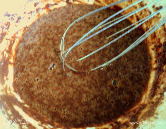 Смешать  яйца, теплую воду, какао, соль, сахар и оливковое масло.