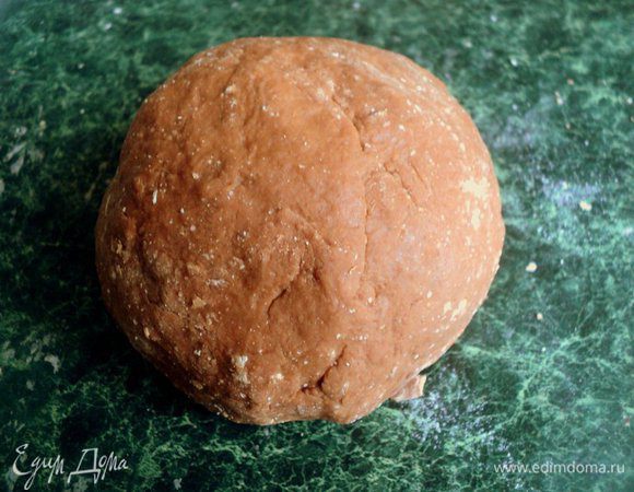 Добавить постепенно муку и замесить тесто. Хорошо вымесить, накрыть миской и дать отдохнуть 30 минут.