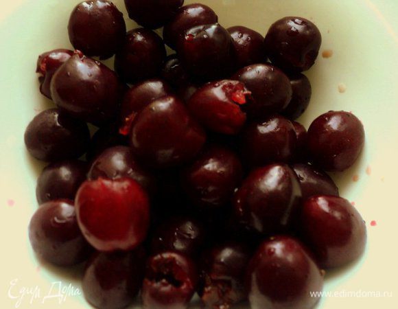 Для начинки почистить вишни от косточек.