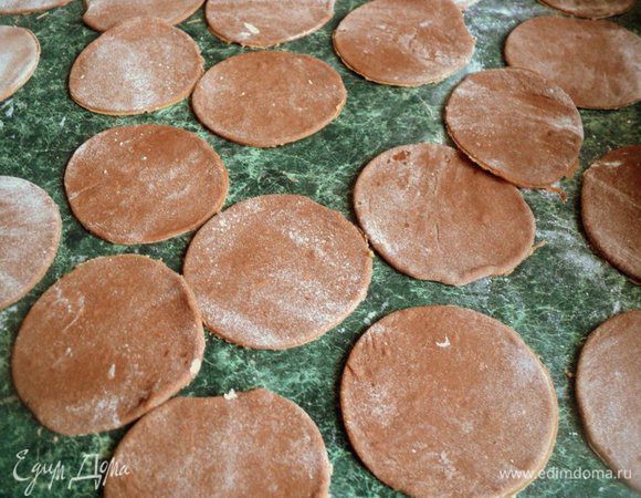 Тесто раскатать в пласт толщиной 3 мм и вырезать стаканом кружки.