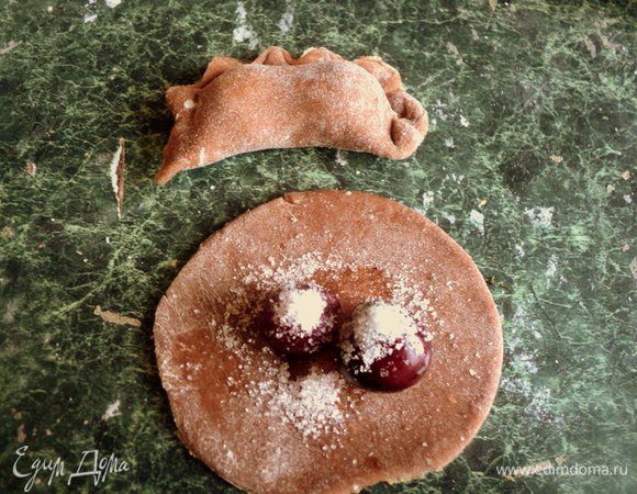 На кружок теста положить по 2-3 вишенки, насыпать немного сахаром и слепить вареники.