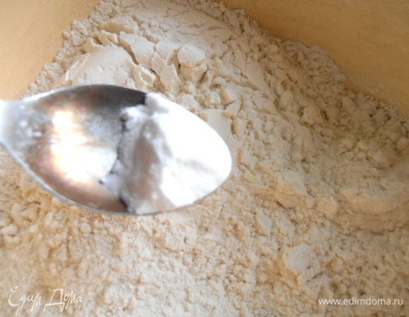 Сначала готовим тесто...В муку всыпаем соду...