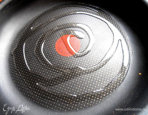 В форму наливаем масло побольше,так как никакой заливки в пироге не будет!