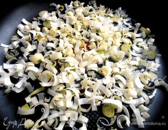 Насыпаем на дно слой лука...