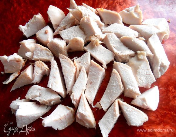 Нарезаем курицу на кусочки...
