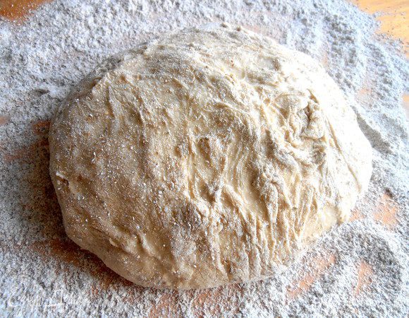 Тесто я решила раскатать на ржаной муке-отлично подходит ржанушка к мясным пирогам,да и придаст некую зажаристую панировку корочке...Насыпаем на доску густо,так как тесто нежнейшее и прилипает к рукам!