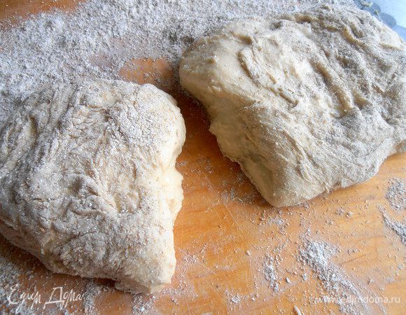 Сразу было видно,что теста многовато (не хотелось делать толстым и мучным пирог!),поэтому чуть меньше половины я убрала в холодильник.