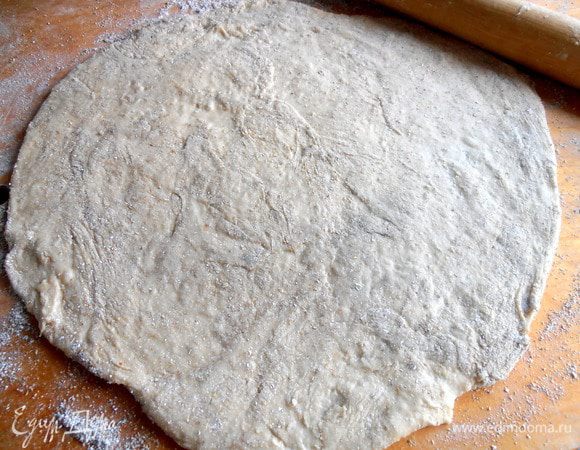 Большую часть раскатываем в круг-пласт...