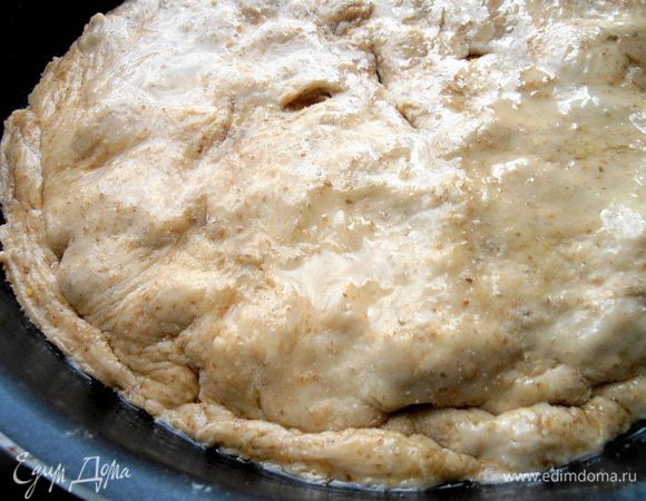 Края подворачиваем,стараясь попасть между стенкой формы и начинкой.