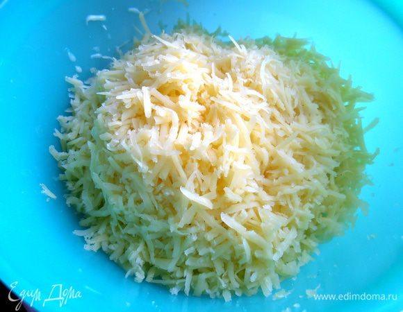 В это время натрём сыр на мелкой тёрке...