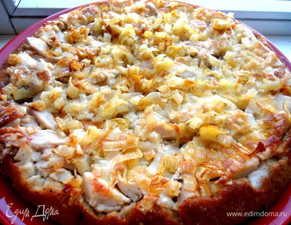 Накрываем пирог большой тарелкой-блюдом и резко переворачиваем...