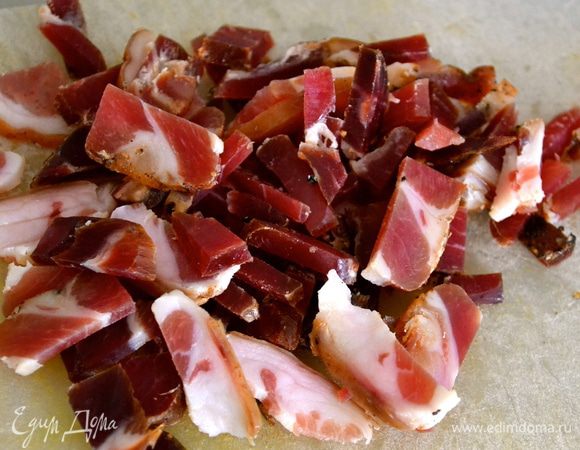 Грудинку нарезать небольшими полосками. Мясо нарезать кусочками не больше 2 см в ширину.