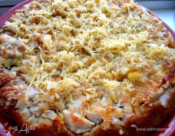 Посыпаем сыром на горячую начинку! Я убрала в таком виде обратно в уже выключенную духовку на несколько минут для расплавления сыра...,но можно и запечь сыр,кто хочет)))