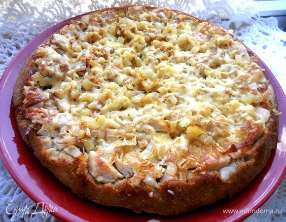 Снова вынимаем ещё горячий пирог с расплавленным сыром...