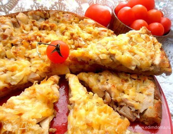 Отлично с овощами или салатом...Да и в дорогу,проверено,подходит такой питательный пирожок-пицца)))