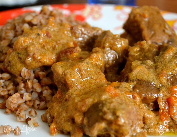 Готовое мясо подавать с любым Вашим любимым гарниром... Подойдет отлично и пюре, и жаренная картошка, и полента, и овощной гарнир!... Я подавала на этот раз с гречневой крупой и зеленым салатом! ))) Приятного Вам аппетита! 