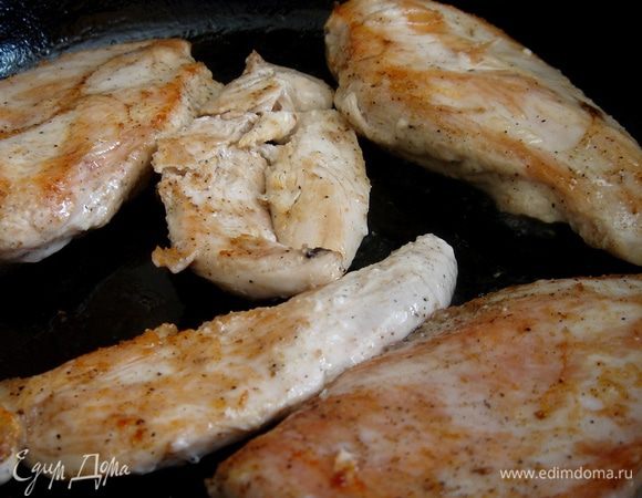 Пока перец и нектарины запекаются в духовке, можно приготовить куриные грудки. Для этого их посолить, поперчить и посыпать кориандром. Обжарить до готовности на растительном масле. Разрезать грудки поперек на длинные кусочки.