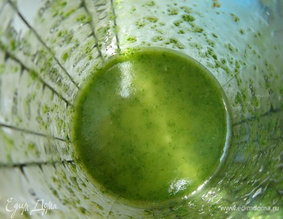 Для заправки измельчить и взбить все ингредиенты (мята, оливковое масло, винный уксус, соль, перец) погружным блендером. Лук нарезать полукольцами. Болгарский перец, нектарины, брокколи, лук и курицу смешать с заправкой.