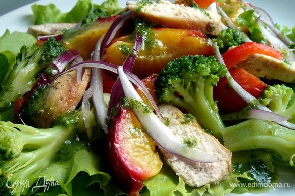 На салатные листья выложить заправленную смесь. Салат можно посыпать подсушенными орехами. Приятного аппетита!