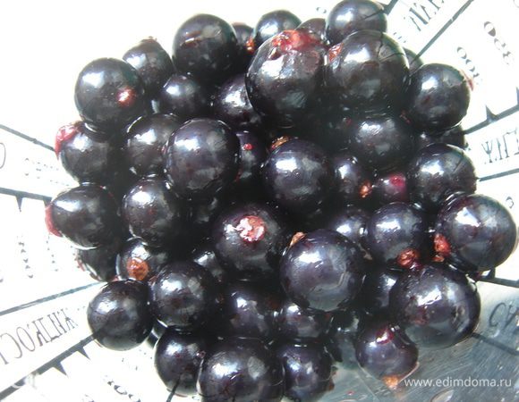 Смородину измельчить блендером и протереть через сито. Прогреть пюре с сахаром до его растворения. Немного остудить пюре и смешать с отложенным желатином. Вылить смородиновое желе на застывшую (!) сырную массу. Накрыть форму пищевой плёнкой и убрать в холодильник на 6-8 часов.