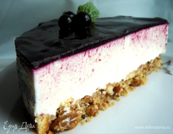 Готовый чизкейк извлечь из формы. Для этого аккуратно провести ножом по краям(бортикам) формы или немного прогреть края формы феном. Украсить чизкейк ягодами и листиками мяты. Приятного чаепития!