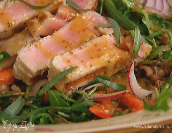 Тархун измельчить руками и посыпать салат.