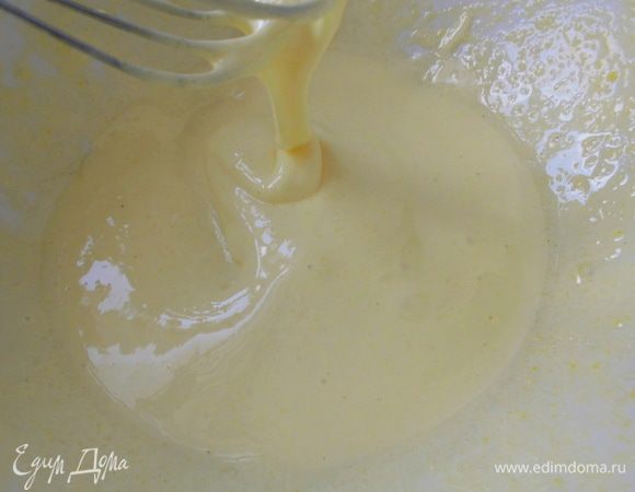 Желтки взбить с сахаром до посветления. На это уйдет где-то минут 5. 