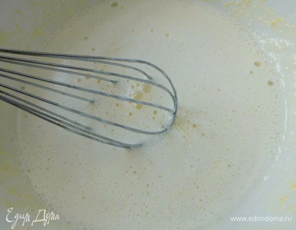 Сливки с молоком прогреть в ковшике до появления первых пузырьков вместе с ванилью( если у Вас стручок, достать семена и добавить их вместе со стручком), но не кипятить! Убрать стручок. Постепенно влить сливки с молоком к желткам, постоянно помешивая. Немного взбить и перелить обратно в ковш.