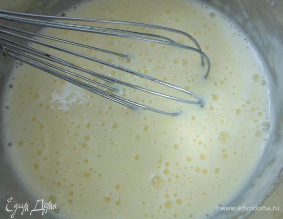 Поставить на медленный огонь и, постоянно помешивая, держать около 5 минут. Масса не должна закипеть! У меня ушло немного меньше времени. Должна получиться легкая кремовая консистенция.