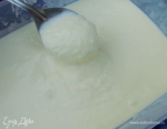 Убрать в морозилку. Перемешивать каждые полчаса (не менее 4 раз), я мешала 6. Так выглядит текстура мороженого перед 6-ым помешиванием. 