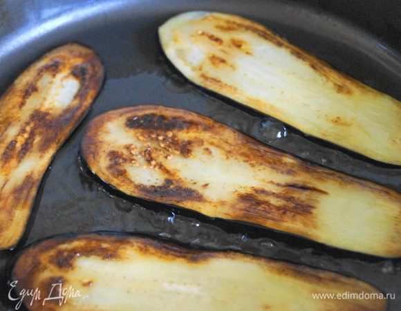 Слить воду. Обсушить. Обжарить баклажаны, на растительном масле, с обоих сторон, до готовности.