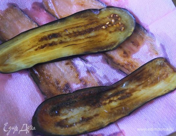 Готовые баклажаны выложить на салфетку, чтобы с них стекло лишнее масло