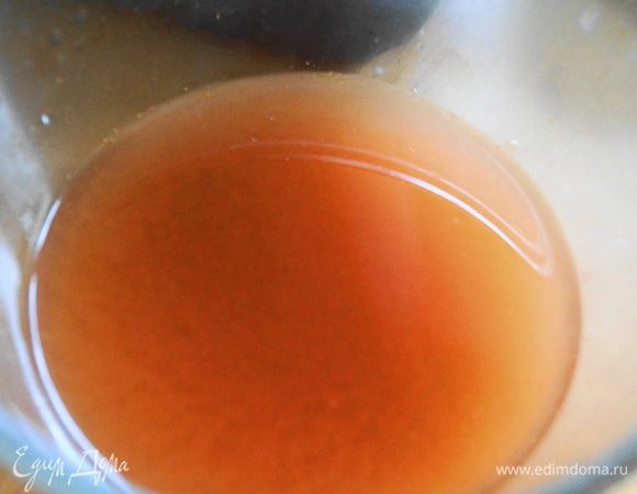 Для соуса: в воду добавляем томатную пасту, соль. перец и хорошо перемешиваем