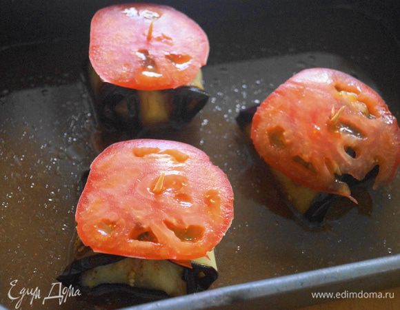 Выложить кебабы на противень, залить соусом до середины кебабов. Поставить в духовку на 15 минут, разогретую до 180 градусов.