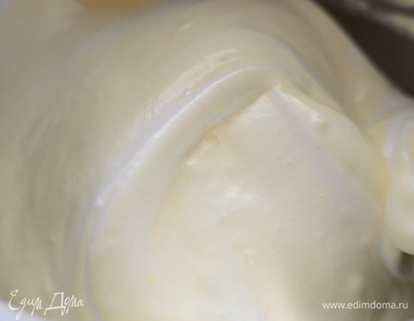 Отдельно взбиваем желтки с остальной половиной нормой сахара до кремообразного состояния. Взбивать желательно минут 10. Ко взбитым желтками поэтапно добавить белки и аккуратно,заворачивающими движениям, перемешать до однородности.