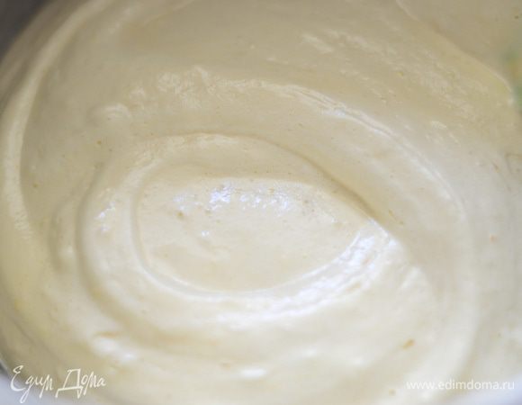 Просеять муку и поэтапно добавить к яичной смеси,лопаткой перемешать.Не в коем случае масса не должна осесть. Поэтому желательно все очень хорошо взбить.