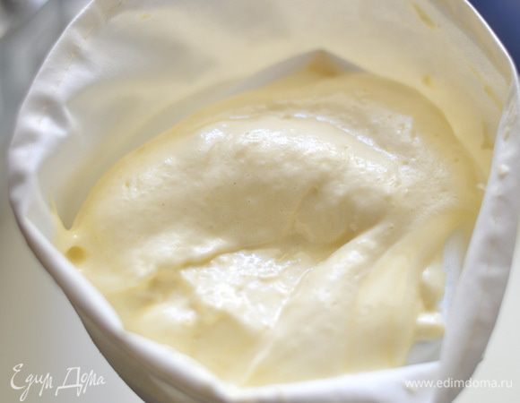 Выложить массу в кондитерский мешок.