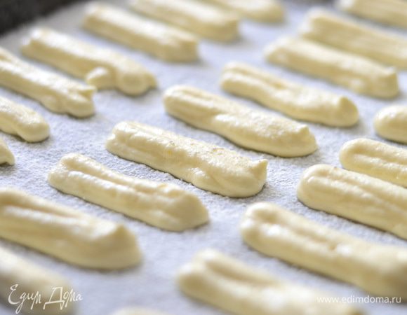 Выдавить из кондитерского мешка полосочки на противень,застеленный пергаментом, нужной вам длины и желательно в 2 слоя.Обильно посыпать сахарной пудрой (через ситечко).