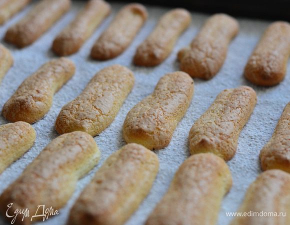 Выпекать в духовке минут 10-12 до золотистого цвета.