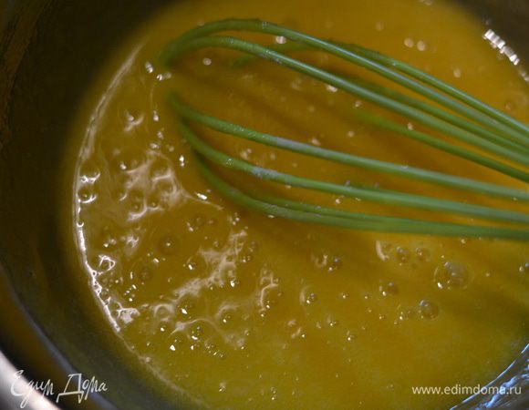 Готовим крем. Простите за не очень хорошие  фото,готовила вечером при плохом освещении. Вымыть хорошо в теплой воде яйца с мылом.Вытереть на сухо. В желтки добавляем сахарную пудру,вмешаем венчиком и ставим на водяную баню,мешаем на водяной бане венчиком минут 5,пока масса  слегка не загустеет.