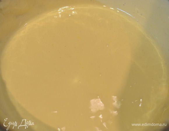 Достать остывшую массу и взбить миксером на невысокой скорости минут 5 до загустения.