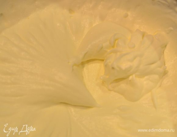 Добавить ко взбитым желткам маскарпоне и взбить очень быстро на минимальной скорости миксера.