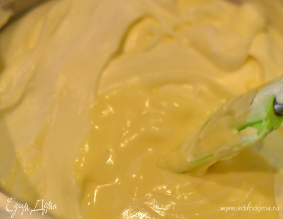 Взбить сливки до мягких,но устойчивых пиков,добавить к сливкам желтковую массу и аккуратно лопаткой перемешать.