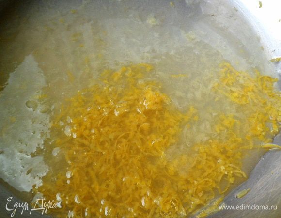 Все смешиваем в чашке и добавляем масло,соль