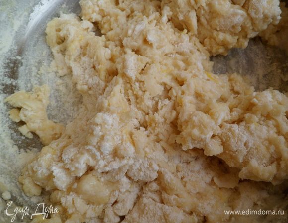 добавляем муку и разрыхлитель,замешиваем мягкое тесто